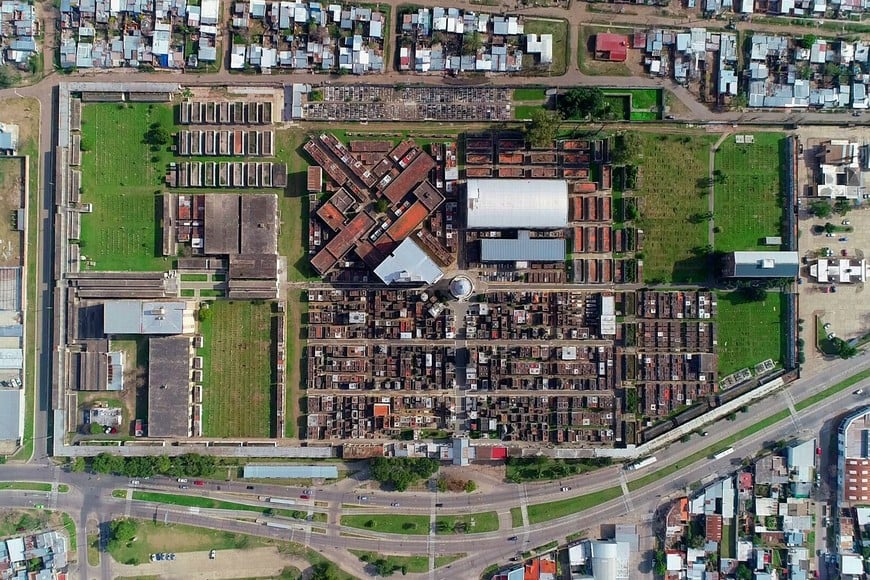 La imagen muestra de forma integral todo el Cementerio local y, a la derecha, el crematorio. Fernando Nicola. Archivo.