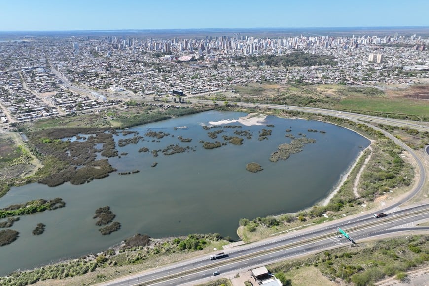 Otra vista de un reservorio y la casabomba, en el oeste de la ciudad. Fernando Nicola. Archivo.
