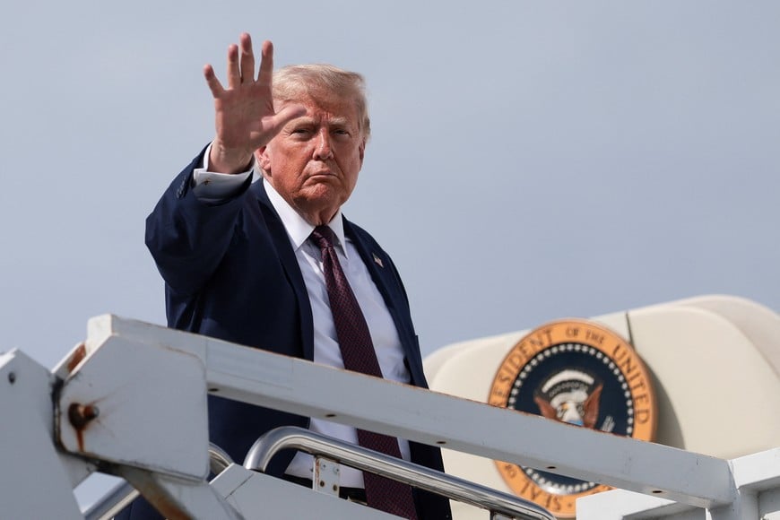 U.S. President Donald Trump boards Air Force One as he departs Reading Regional Airport in Reading, Pennsylvania, U.S., June 23, 2026. REUTERS/Evelyn Hockstein