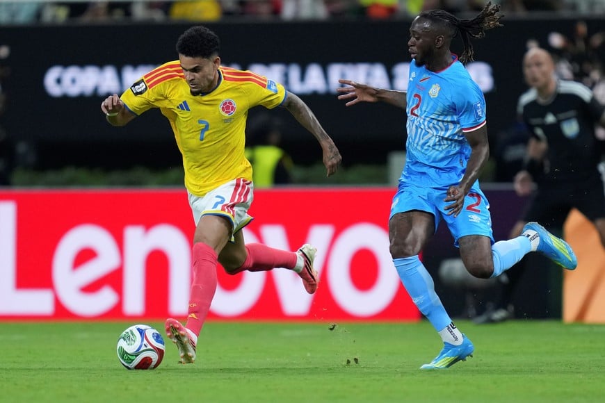 (260624) -- GUADALAJARA, 24 junio, 2026 (Xinhua) -- Imagen del 23 de junio de 2026 del jugador Luis Díaz (i), de Colombia, disputando el balón con Aaron Wan-Bissaka (d), de la República Democrática del Congo, durante el partido del Grupo K de la fase de grupos de la Copa Mundial de la FIFA 2026, celebrado en el Estadio Guadalajara, en Guadalajara, México. (Xinhua/Martín Zabala) (ah) (vf)