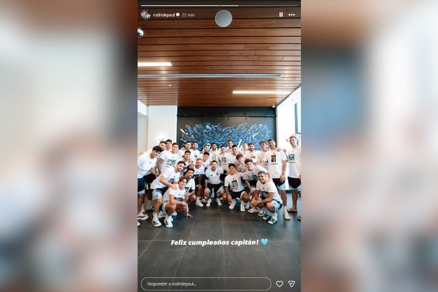 Rodrigo De Paul compartió la foto grupal del homenaje al capitán argentino.