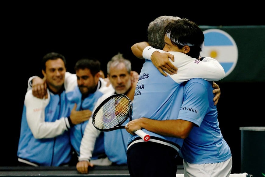 Tennis - Davis Cup - Qualifiers - South Korea v Argentina - Gijang Gymnasium, Busan, South Korea - February 7, 2026
Argentina's Thiago Agustin Tirante celebrates with captain Javier Frana after winning his match against South Korea's Hyeon Chung REUTERS/Kim Soo-Hyeon TPX IMAGES OF THE DAY