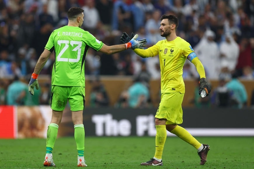 Soccer Football - FIFA World Cup Qatar 2022 - Final - Argentina v France - Lusail Stadium, Lusail, Qatar - December 18, 2022
France's Hugo Lloris and Argentina's Emiliano Martinez shake hands before the start of the penalty shootout REUTERS/Kai Pfaffenbach