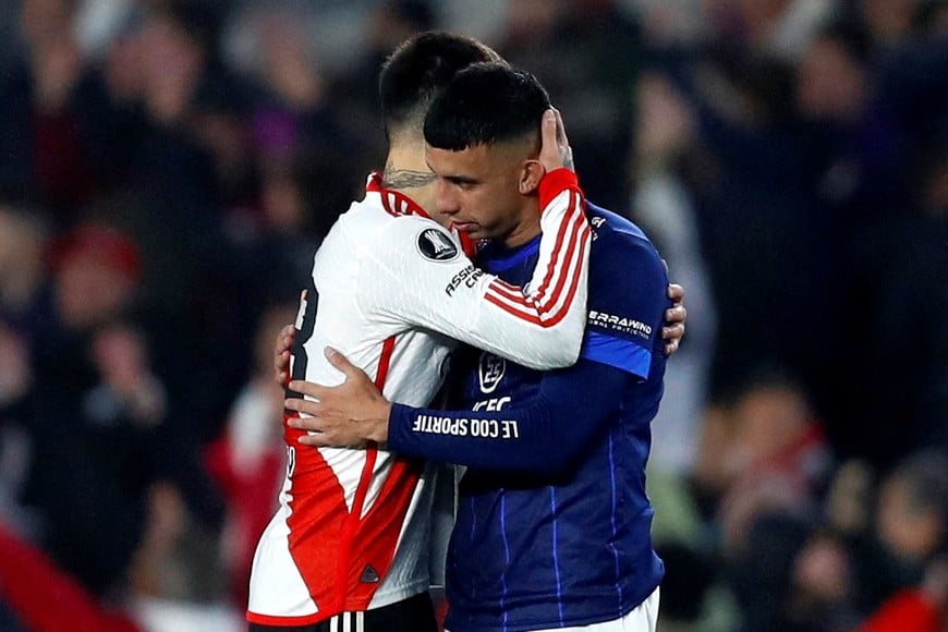 Soccer Football - Copa Libertadores - Round of 16 - Second Leg - River Plate v Talleres Cordoba - Estadio Mas Monumental, Buenos Aires, Argentina - August 21, 2024
Talleres Cordoba's Diego Ortegoza and River Plate's Rodrigo Villagra after the match REUTERS/Cristina Sille