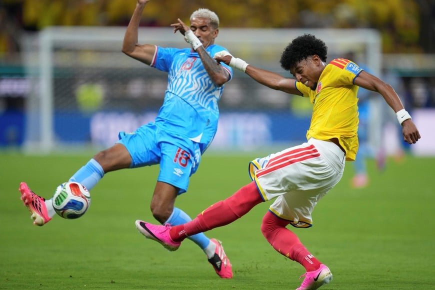 (260624) -- GUADALAJARA, 24 junio, 2026 (Xinhua) -- Imagen del 23 de junio de 2026 del jugador Johan Mojica (d), de Colombia, disputando el balón con Charles Pickel (i), de la República Democrática del Congo, durante el partido del Grupo K de la fase de grupos de la Copa Mundial de la FIFA 2026, celebrado en el Estadio Guadalajara, en Guadalajara, México. (Xinhua/Martín Zabala) (ah) (vf)