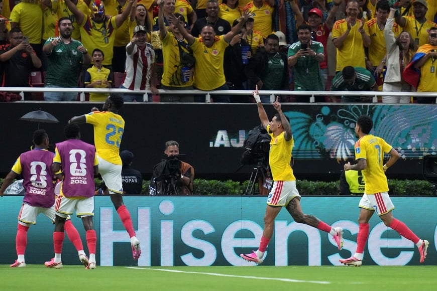 (260624) -- GUADALAJARA, 24 junio, 2026 (Xinhua) -- Imagen del 23 de junio de 2026 del jugador Daniel Muñoz (2-d), de Colombia, festejando su anotación con sus compañeros durante el partido del Grupo K de la fase de grupos de la Copa Mundial de la FIFA 2026 ante la República Democrática del Congo, celebrado en el Estadio Guadalajara, en Guadalajara, México. (Xinhua/Martín Zabala) (ah) (vf)