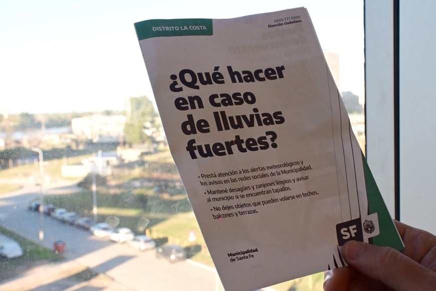 La Municipalidad de Santa Fe confeccionó estos folletos para distribuirlos entre la población desde los Centros de Distritos, en cada barrio de la ciudad. También hay información útil en la web municipal. Flavio Raina.