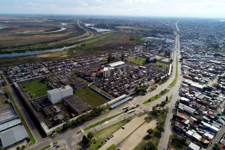 Vista en perspectiva del Cementerio, y su ubicación geográfica en la ciudad. Fernando Nicola. Archivo.