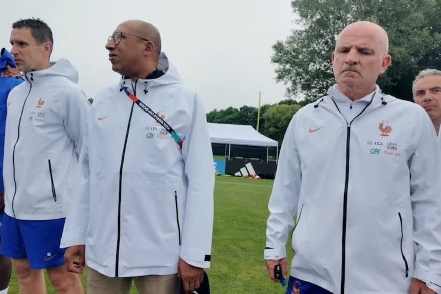El asistente de Deschamps y el presidente de la Federación encabezaron el minuto de silencio. Foto: Selección de Francia.