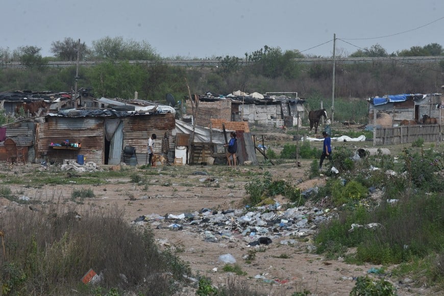 Las familias que habitan las zonas inundables viven en precarias condiciones, al margen del resto de la sociedad. Fernando Nicola. Archivo.