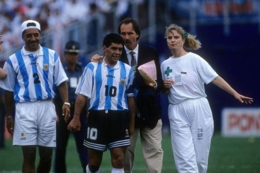 La última imagen de Diego como jugador adentro de un campo de juego con la camiseta argentina. La selección acababa de vencer a Nigeria. la médica se lo lleva y al lado suyo el doctor Peidró