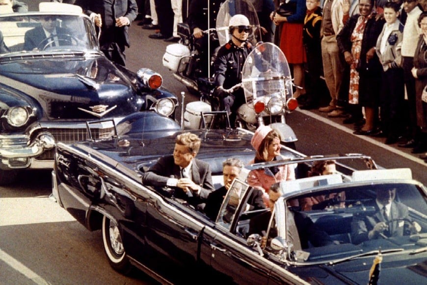 El por entonces presidente de Estados Unidos, sonriente, segundos antes de ser asesinado. Es una de sus últimas fotos