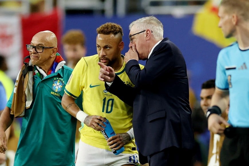 Soccer Football - FIFA World Cup 2026 - Group C - Scotland v Brazil - Miami Stadium, Miami Gardens, Florida, U.S. - June 24, 2026
Brazil coach Carlo Ancelotti gives instructions to Brazil's Neymar Jr. REUTERS/Paul Childs