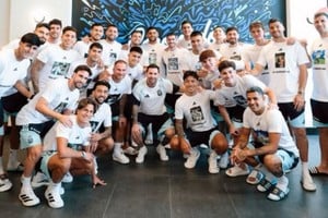 Los jugadores argentinos lucieron remeras con imágenes de Messi por sus 39 años.