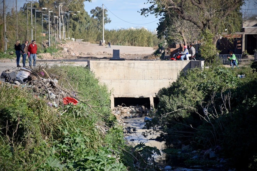 El zanjón paralelo al Camino Viejo a Esperanza, que desagota en uno de los reservorios del oeste de la ciudad. Archivo.