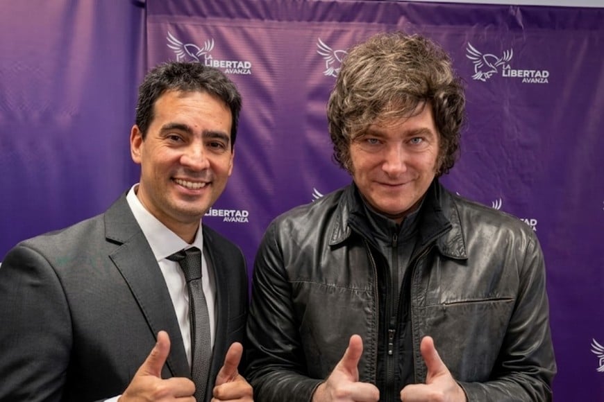Adrián Ravier junto a Javier Milei.