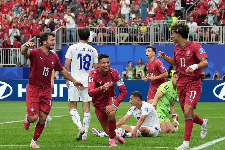 (260623) -- HOUSTON, 23 junio, 2026 (Xinhua) -- El jugador Cristiano Ronaldo (c-frente), de Portugal, festeja con sus compañeros durante el partido del Grupo K de la fase de grupos de la Copa Mundial de la FIFA 2026 ante Uzbekistán, celebrado en el Estadio Houston, en Houston, Estados Unidos, el 23 de junio de 2026. (Xinhua/Xiao Yijiu) (ra) (ce)