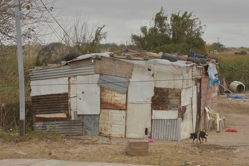 Las familias levantan sus ranchos con lo que tienen y donde pueden, para contar con un techo y no quedar a la intemperie. Fernando Nicola. Archivo.