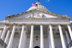 El Senado de Estados Unidos limitó los poderes de guerra de Trump.