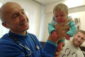 Feliz y contento. La llegada de un niño. Gentileza