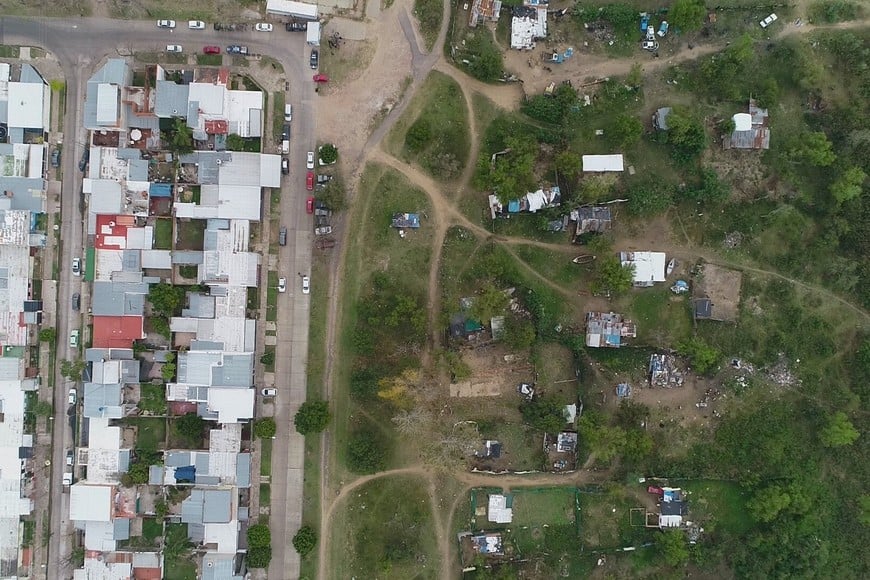 La calle de defensa marca el límite entre la zona urbanizada y la zona inundable, a donde se observa el avance de precarias construcciones irregulares. Fernando Nicola. Archivo.