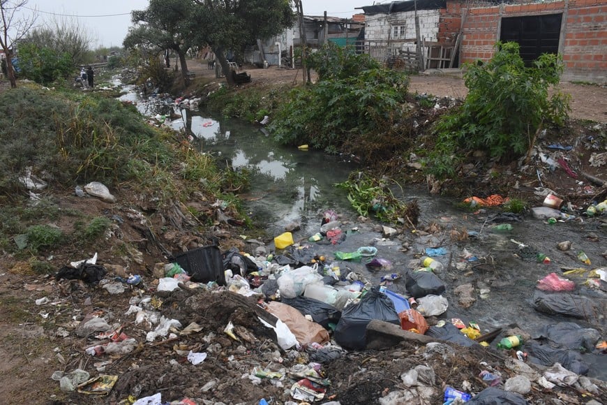 Las viviendas que se ubican en el extremo oeste de la ciudad terminan sobre los reservorios y muchas veces son habitadas entre basura de descarte. Archivo.