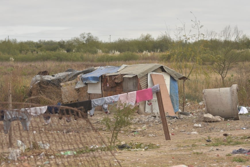 En primer plano, un rancho; de fondo el bañado del oeste y los reservorios. Fernando Nicola. Archivo.