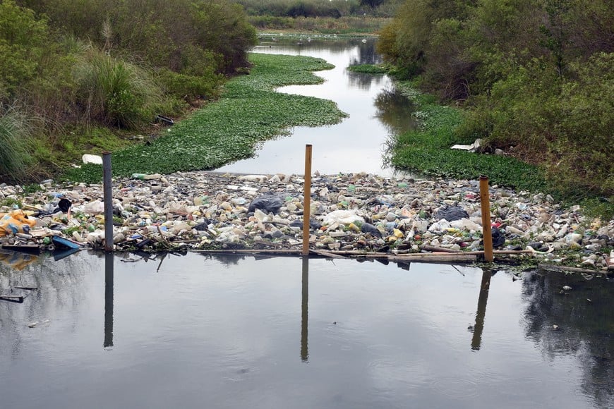 La zona de desagote de los reservorios tienen mallas de contención para evitar volcar los residuos que viajan por los desagües de la ciudad hacia el río Salado. Archivo.