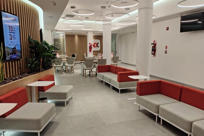 Así luce la sucursal renovada de NaranjaX.