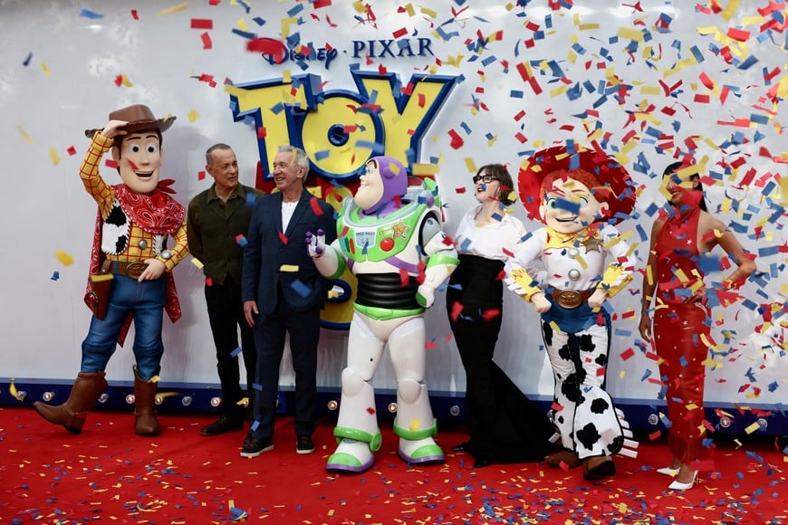 Tom Hanks, Tim Allen, Joan Cusack, Greta Lee, Woody, Jessie and Buzz Lightyear attend the "Toy Story 5" UK launch event in London, Britain, May 28, 2026. REUTERS/Jack Taylor     TPX IMAGES OF THE DAY