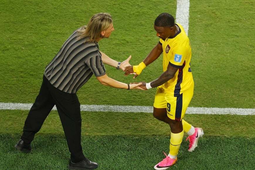 Soccer Football - FIFA World Cup 2026 - Group E - Ecuador v Curacao - Kansas City Stadium, Kansas City, Missouri, U.S. - June 20, 2026
Ecuador coach Sebastian Beccacece shakes hands with John Yeboah after he was substituted REUTERS/Kai Pfaffenbach