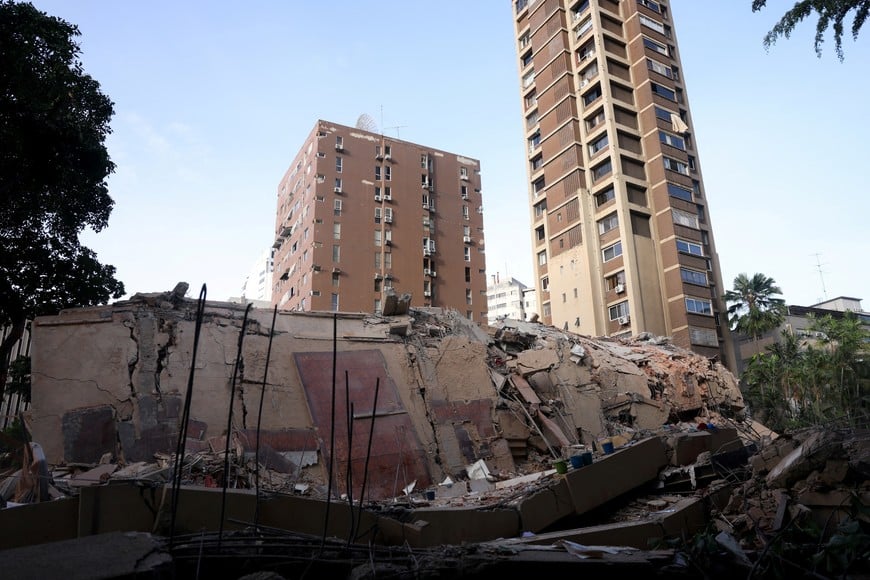 A general view of a collapsed building after earthquakes hit the country, in Caracas, Venezuela, June 25, 2026. REUTERS/Leonardo Fernandez Viloria