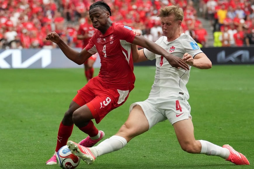 (260624) -- VANCOUVER, 24 junio, 2026 (Xinhua) -- El jugador Johan Manzambi (i), de Suiza, disputa el balón con Luc De Fougerolles (d), de Canadá, durante el partido del Grupo B de la fase de grupos de la Copa Mundial de la FIFA 2026, celebrado en el Estadio BC Place Vancouver, en Vancouver, Canadá, el 24 de junio de 2026. (Xinhua/Meng Yongmin) (da) (ah) (ce)