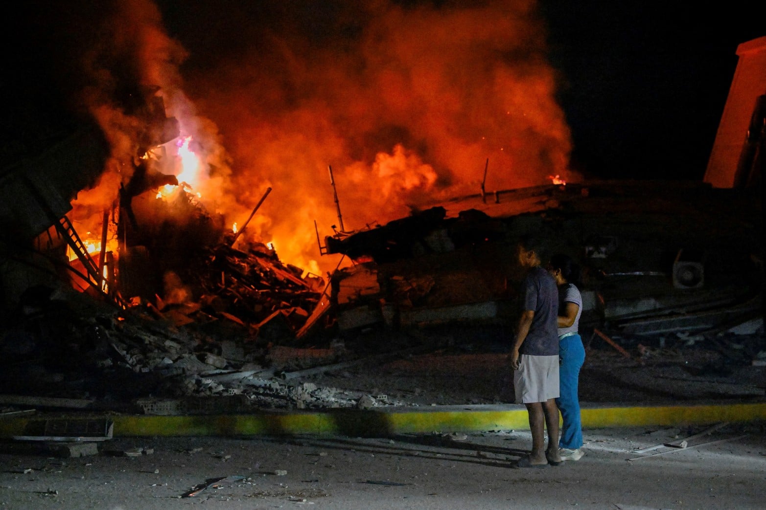 Algunas construcciones tomaron fuego luego del sismo.