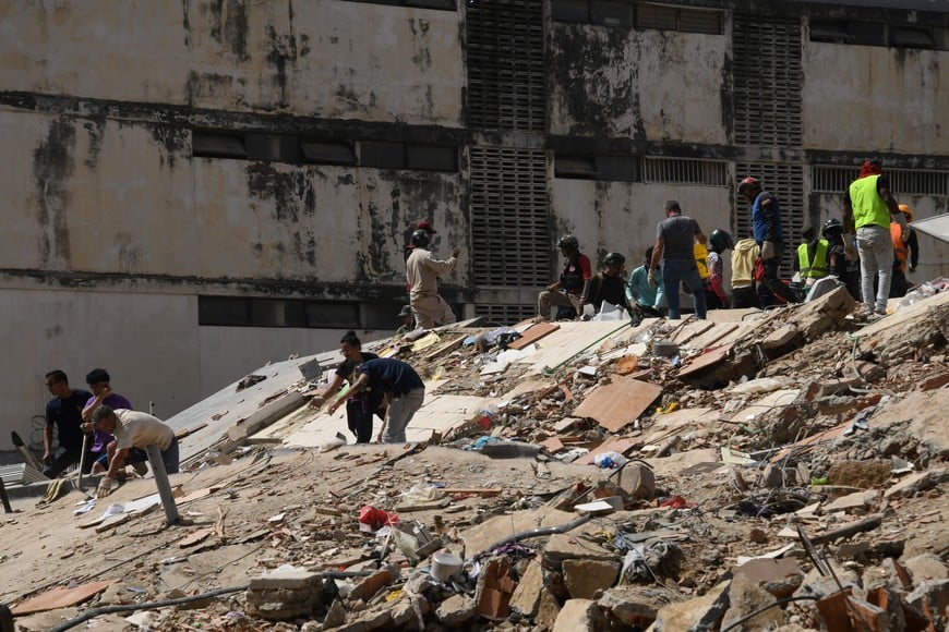 (260625) -- CARACAS, 25 junio, 2026 (Xinhua) -- Personas remueven escombros de un edificio derrumbado luego de que se registraran dos terremotos, en Caracas, Venezuela, el 25 de junio de 2026. La presidenta encargada de Venezuela, Delcy Rodríguez, informó el jueves de madrugada que el número de muertos a causa de los fuertes terremotos que azotaron el país había ascendido a 164, mientras 971 personas resultaron heridas. (Xinhua/Marcos Salgado) (ms) (ra) (ce)