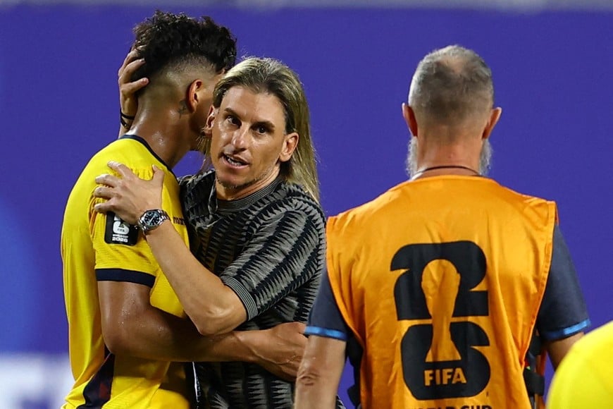 Soccer Football - FIFA World Cup 2026 - Group E - Ecuador v Curacao - Kansas City Stadium, Kansas City, Missouri, U.S. - June 20, 2026
Ecuador coach Sebastian Beccacece consoles Piero Hincapie after the match REUTERS/Issei Kato