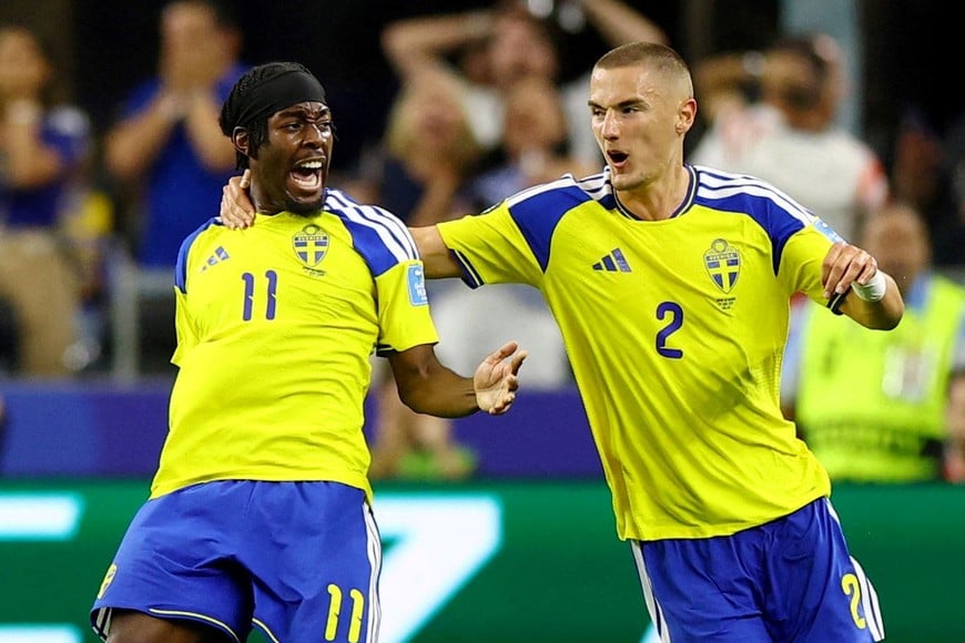 Soccer Football - FIFA World Cup 2026 - Group F - Japan v Sweden - Dallas Stadium, Arlington, Texas, U.S. - June 25, 2026
Sweden's Anthony Elanga celebrates scoring their first goal with Gustaf Lagerbielke REUTERS/Issei Kato     TPX IMAGES OF THE DAY
