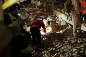 A person inspects the site of a collapsed building after an earthquake in Caracas, Venezuela, June 24, 2026. REUTERS/Leonardo Fernandez Viloria