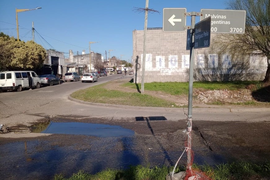 Desbordes de cloacas y hundimiento del pavimento en  Malvinas argentinas y Roque Sáenz Peña. Crédito: El Litoral