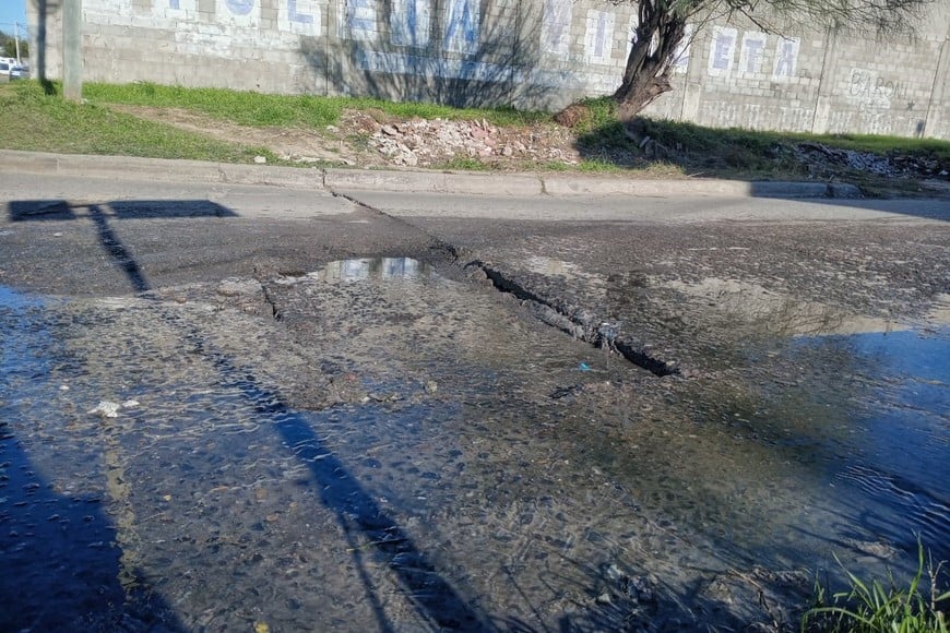 Desbordes de cloacas y hundimiento del pavimento en  Malvinas argentinas y Roque Sáenz Peña. Crédito: El Litoral