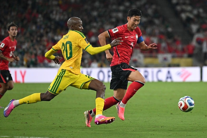 (260624) -- MONTERREY, 24 junio, 2026 (Xinhua) -- El jugador Khuliso Mudau (i), de Sudáfrica, disputa el balón con Son Heung-min (d), de la República de Corea, durante el partido del Grupo A de la fase de grupos de la Copa Mundial de la FIFA 2026, celebrado en el Estadio Monterrey, en Monterrey, México, el 24 de junio de 2026. (Xinhua/Wu Wei) (da) (ah)