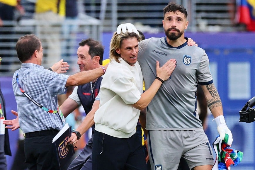 Soccer Football - FIFA World Cup 2026 - Group E - Ecuador v Germany - New York/New Jersey Stadium, East Rutherford, New Jersey, U.S. - June 25, 2026
Ecuador's Hernan Galindez and coach Sebastian Beccacece celebrate after the match IMAGN IMAGES via Reuters/Vincent Carchietta