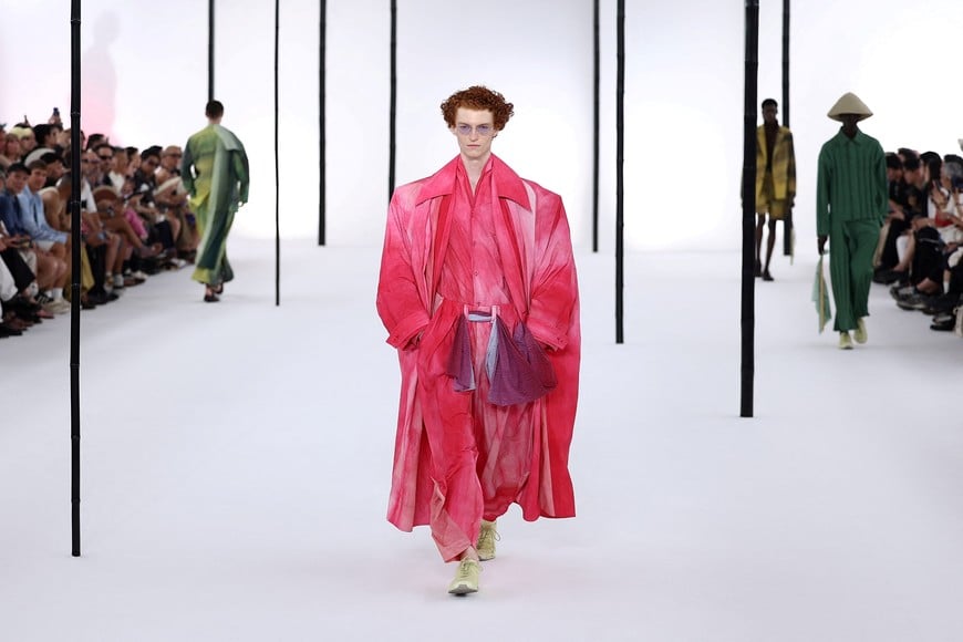 A model presents a creation by designers Yuki Itakura, Sen Kawahara, Nobutaka Kobayashi and IM Men Miyake Design Studio team as part of their Menswear Spring-Summer 2027 collection show for fashion house Issey Miyake during Men's Fashion Week in Paris, France, June 25, 2026. REUTERS/Alice Sacco