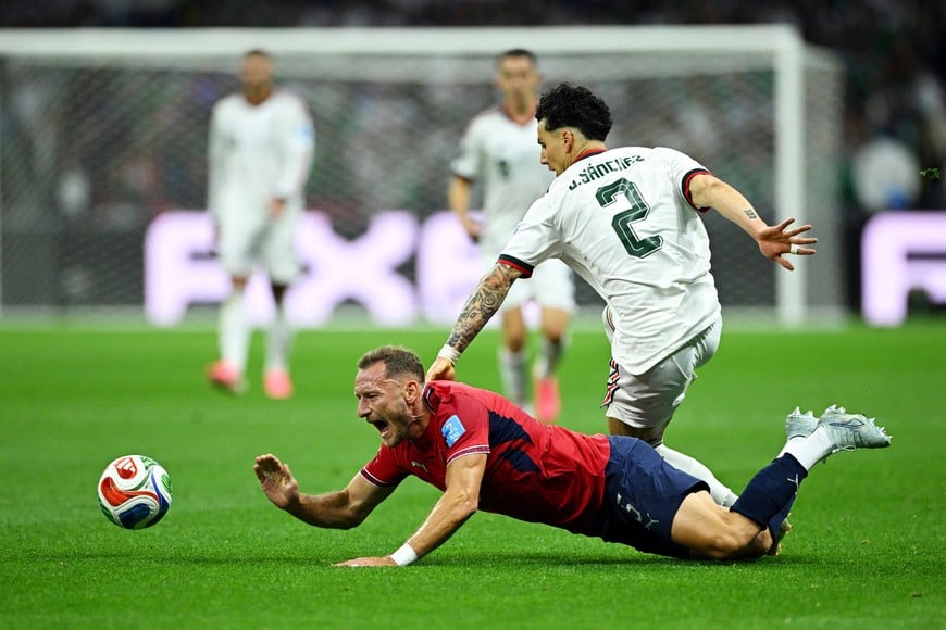 Soccer Football - FIFA World Cup 2026 - Group A - Czech Republic v Mexico - Estadio Azteca, Mexico City, Mexico - June 24, 2026
Czech Republic's Vladimir Coufal in action with Mexico's Jorge Sanchez REUTERS/Annegret Hilse