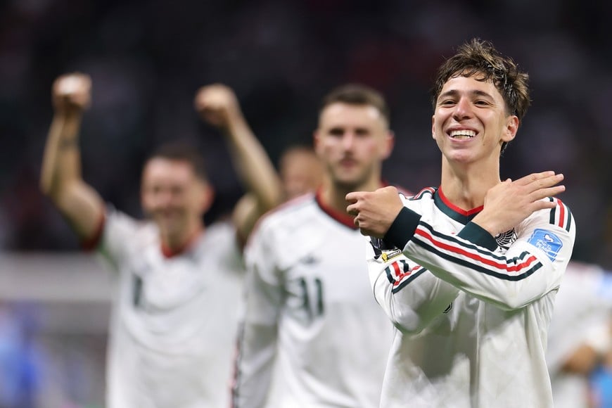 (260624) -- CIUDAD DE MEXICO, 24 junio, 2026 (Xinhua) -- El jugador Mateo Chávez (d), de México, gesticula al término del partido del Grupo A de la fase de grupos de la Copa Mundial de la FIFA 2026 ante la República Checa, celebrado en el Estadio Ciudad de México, en la Ciudad de México, capital de México, el 24 de junio de 2026. (Xinhua/Francisco Cañedo) (da) (ah)