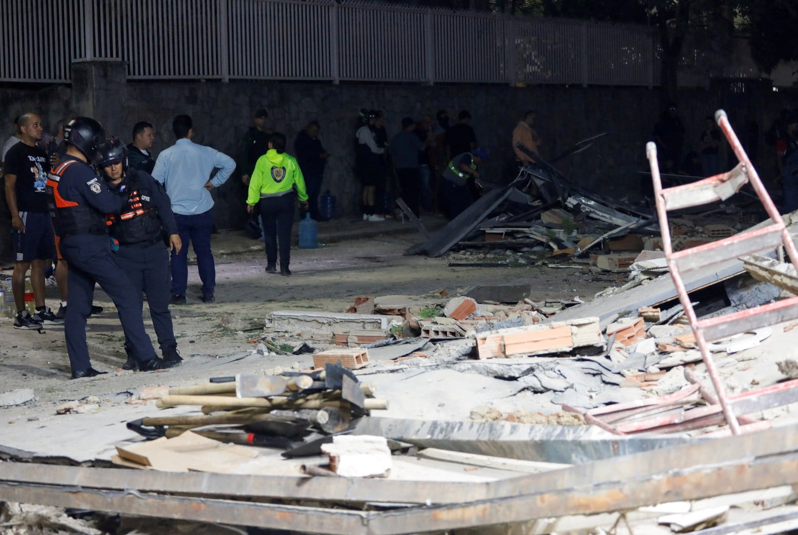 Rescatistas y equipos de seguridad en plena labor.
