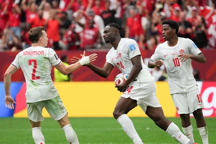 (260624) -- VANCOUVER, 24 junio, 2026 (Xinhua) -- El jugador Promise David (c), de Canadá, festeja su anotación con sus compañeros durante el partido del Grupo B de la fase de grupos de la Copa Mundial de la FIFA 2026 ante Suiza, celebrado en el Estadio BC Place Vancouver, en Vancouver, Canadá, el 24 de junio de 2026. (Xinhua/Meng Yongmin) (da) (ah) (ce)