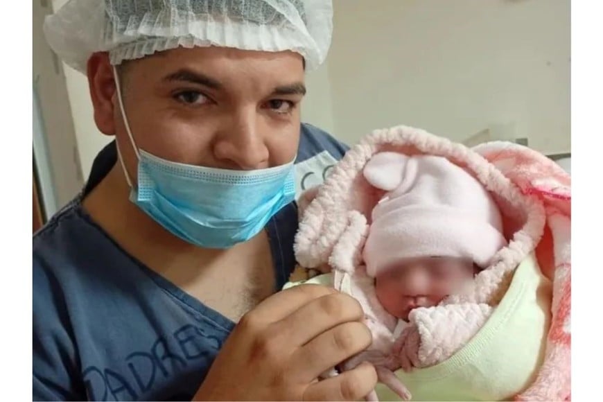 En plena efervescencia mundialista y con las emociones a flor de piel por un nuevo aniversario del ídolo popular, la familia marplatense selló su amor por los colores nacionales en el documento de su hija.