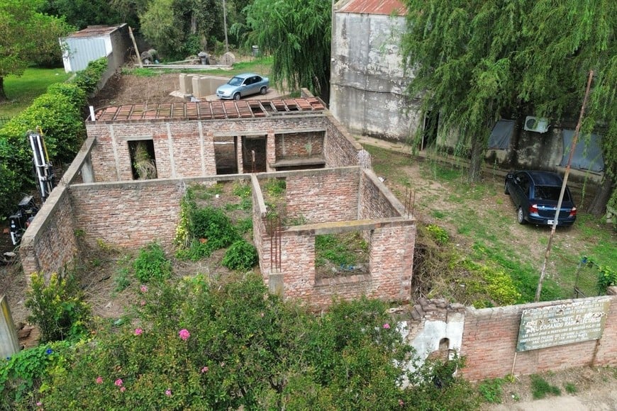 Todo este nuevo edificio se apoya sobre la recuperación parcial de una construcción preexistente, en un predio policial ubicado en San Martín 1079, casi Av. Roque Sáenz Peña.