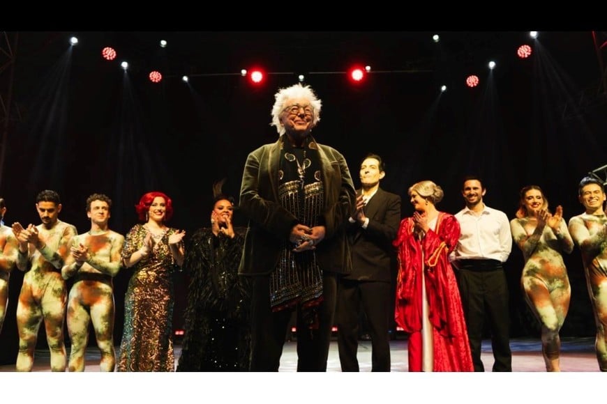 “Drácula II: Resurrección”: Cibrián Campoy saludando al frente del elenco, escoltado por Melina Kantor (Magui), Heidy Viciedo (Roxana/Rubí), Diego Duarte Conde (Wolf), Antonela Cirillo (Mina) y Michel Hersch (Jonathan Harker Hijo).